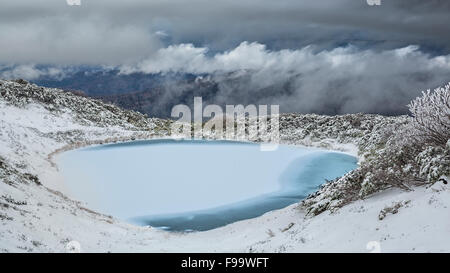 L'étang bleu congelé à Asahidake mountain, Hokkaido-Japan Banque D'Images