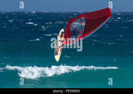 Wind Surfer vague saut, Esperance, l'ouest de l'Australie. Banque D'Images