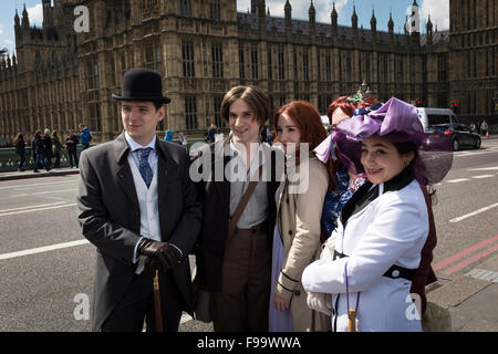 Un groupe de personnes tous habillés et avoir des photos prises, London, UK Banque D'Images