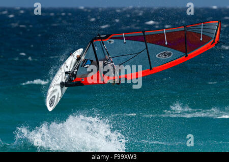 Wind Surfer vague saut, Esperance, l'ouest de l'Australie. Banque D'Images