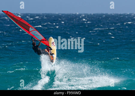 Wind Surfer vague saut, Esperance, l'ouest de l'Australie. Banque D'Images