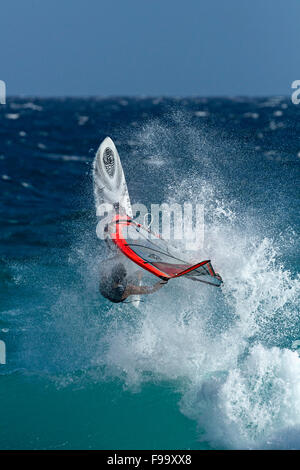 Wind Surfer vague saut, Esperance, l'ouest de l'Australie. Banque D'Images