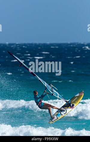 Wind Surfer vague saut, Esperance, l'ouest de l'Australie. Banque D'Images