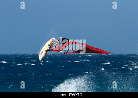 Wind Surfer vague saut, Esperance, l'ouest de l'Australie. Banque D'Images