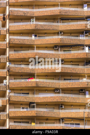 Balcon modèle dans un immeuble moderne de l'Espagne Banque D'Images