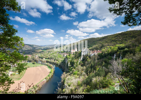 Village de St Cirq la grand-père avec ciel bleu et nuages blancs Banque D'Images