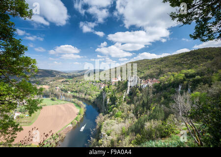 Village de St Cirq la grand-père avec ciel bleu et nuages blancs Banque D'Images