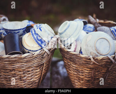 Céramique - tasses, assiettes et bols en panier sur un marché de rue à vendre au Vietnam Banque D'Images