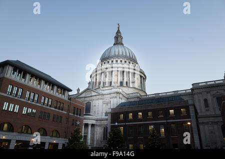 Dôme de la cathédrale St Paul, à Londres, à temps le soir. Banque D'Images