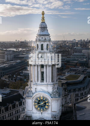 Une des tours à l'extrémité ouest de la cathédrale St Paul, à Londres. Banque D'Images