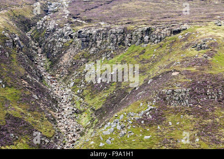 Regardant vers le bas sur une section de la tête de Grindsbrook Clough sur la bordure sud de Kinder Scout, Derbyshire, Angleterre, RU Banque D'Images