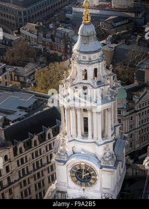 L'une des deux tours à l'extrémité ouest de la cathédrale St Paul, à Londres. Banque D'Images