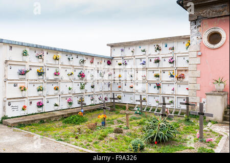 Le cimetière au-dessus de la ville de Manarola, la Ligurie, La Spezia, Cinque Terre, Italie Banque D'Images