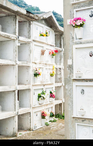 Le cimetière au-dessus de la ville de Manarola, la Ligurie, La Spezia, Cinque Terre, Italie Banque D'Images