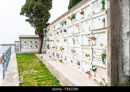 Le cimetière au-dessus de la ville de Manarola, la Ligurie, La Spezia, Cinque Terre, Italie Banque D'Images