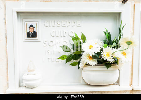 Le cimetière au-dessus de la ville de Manarola, la Ligurie, La Spezia, Cinque Terre, Italie Banque D'Images