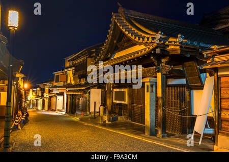 Les maisons traditionnelles japonaises au crépuscule Banque D'Images