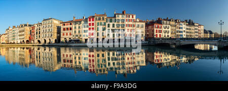 La Nive et le quai Galuperie, dans les 'petits' Bayonne Bayonne (Pyrénées Atlantiques Aquitaine France). Pays Basque. Banque D'Images