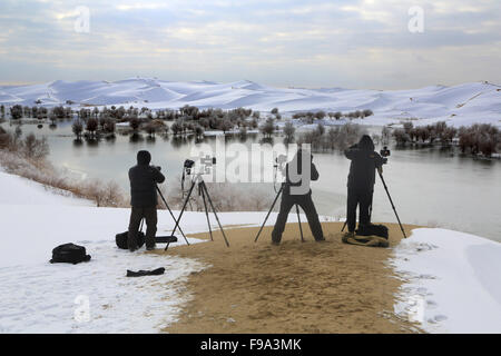 Yuli, la Région Autonome Uygur du Xinjiang. 14 Décembre, 2015. Amateurs de photographie prendre des photos de paysages de neige sur le désert de Taklimakan Yuli Comté, nord-ouest de la Chine, la Région autonome du Xinjiang Uygur, le 14 décembre 2015. © Wang Hanbing/Xinhua/Alamy Live News Banque D'Images