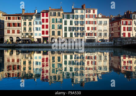 La Nive et le quai Galuperie, dans les 'petits' Bayonne Bayonne (Pyrénées Atlantiques Aquitaine France). Pays Basque. Banque D'Images