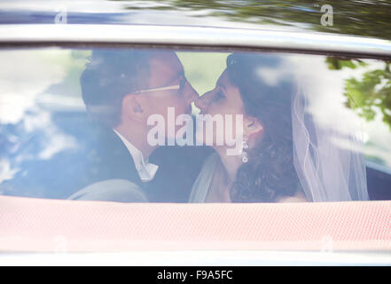 Beautiful happy young couple kissing in voiture rétro Banque D'Images