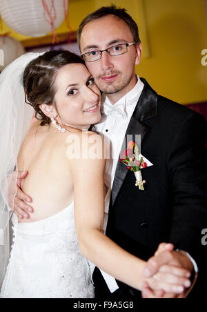 Mariée et le marié à danser à la réception de mariage Banque D'Images