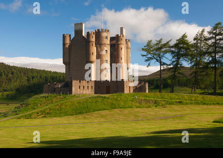 Braemar Castle en matin soleil, Deeside, Aberdeenshire, en Écosse. Banque D'Images