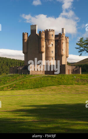 Braemar Castle en matin soleil, Deeside, Aberdeenshire, en Écosse. Banque D'Images