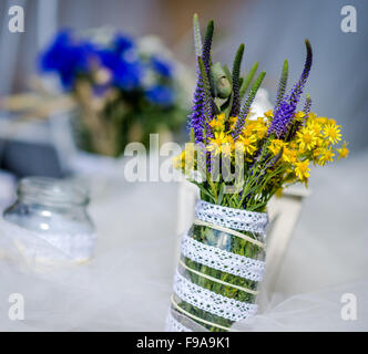 Bouquet de fleurs sauvages dans un bocal de verre Banque D'Images