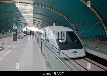 Trans-train rapide de la gare de Shanghai, Chine Banque D'Images