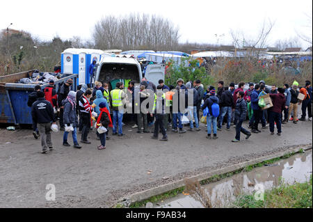 Jungle, Calais, France. File d'attente pour les réfugiés des colis qui sont distribués à partir d'un van, près de l'ouverture du camp. Banque D'Images