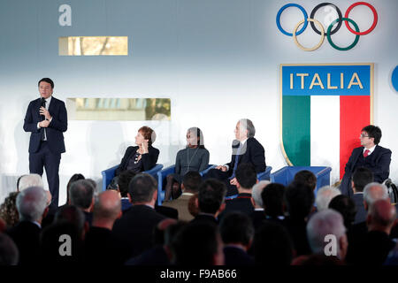 Rome, Italie. Le 15 décembre, 2015. Matteo Renzi, Sara Simeoni, Fiona peut, Giovanni Malago' e Luca Pancalli Rome le 15 décembre, 2015. Chambre d'arme de Coni. La livraison des colliers d'or le sport à fond. Crédit photo Samantha Zucchi Insidefoto : Insidefoto/Alamy Live News Banque D'Images