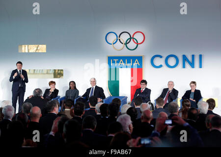 Rome, Italie. Le 15 décembre, 2015. Matteo Renzi, Sara Simeoni, Fiona peut, Giovanni Malago' e Luca Pancalli Rome le 15 décembre, 2015. Chambre d'arme de Coni. La livraison des colliers d'or le sport à fond. Crédit photo Samantha Zucchi Insidefoto : Insidefoto/Alamy Live News Banque D'Images