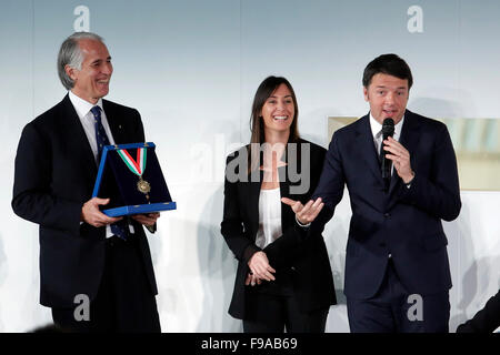 Rome, Italie. Le 15 décembre, 2015. Giovanni Malago', Flavia Pennetta (Tennis, vainqueur de l'US Open 2015) e Matteo Renzi Rome le 15 décembre, 2015. Chambre d'arme de Coni. La livraison des colliers d'or le sport à fond. Crédit photo Samantha Zucchi Insidefoto : Insidefoto/Alamy Live News Banque D'Images