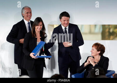 Rome, Italie. Le 15 décembre, 2015. Giovanni Malago', Flavia Pennetta (Tennis, vainqueur de l'US Open 2015), Matteo Renzi, Sara Simeoni Rome le 15 décembre, 2015. Chambre d'arme de Coni. La livraison des colliers d'or le sport à fond. Crédit photo Samantha Zucchi Insidefoto : Insidefoto/Alamy Live News Banque D'Images