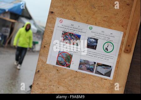 Jungle, Calais, France. Mettre en place les panneaux autour du camp montrant comment disposer des déchets dans des sacs poubelle et de sauts. Banque D'Images