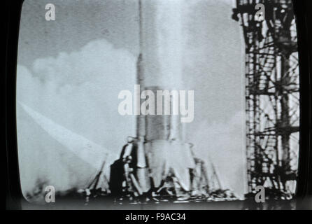Lancement d'une fusée Apollo 11 sur la lune 20 juillet 1969 Photographié en temps réel sur l'écran de télévision à Los Angeles, Californie KATHY DEWITT Banque D'Images