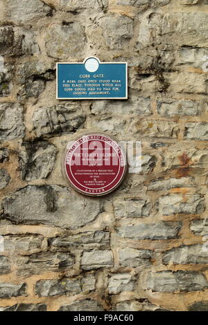 Plaques sur mur à Lyme Regis location park Banque D'Images