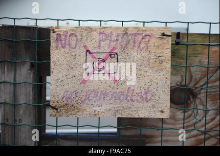 Pas de photographies faites à la main, pas de journalistes signe sur l'entrée de la Centre des femmes et des enfants dans la 'jungle' De Calais par une matinée pluvieuse. Banque D'Images