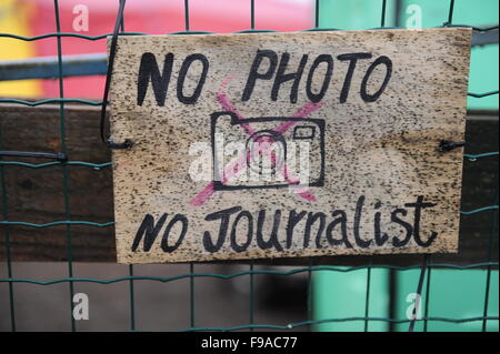 Pas de photographies faites à la main, pas de journalistes signe sur l'entrée de la Centre des femmes et des enfants dans la 'jungle' De Calais par une matinée pluvieuse. Banque D'Images