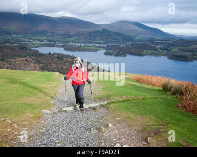 Une femme marche sur Cat cloches près de Keswick Cumbria dans le Lake District UK Banque D'Images