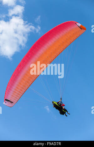 Burgas, Bulgarie - 23 juillet 2014 : parapente dans le ciel bleu avec des nuages, et l'instructeur tandem de débutant Banque D'Images