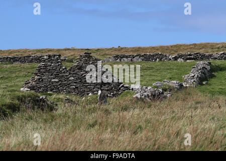 Ruines à Dunquin sur la péninsule de Dingle, Co Kerry, Irlande. Banque D'Images