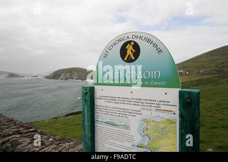 Balade signe pour la Dingle Way près de Dunquin sur la péninsule de Dingle, Co Kerry, Irlande. Banque D'Images