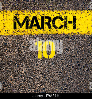 10 mars journée calendrier écrit plus de signalisation ligne de peinture jaune Banque D'Images