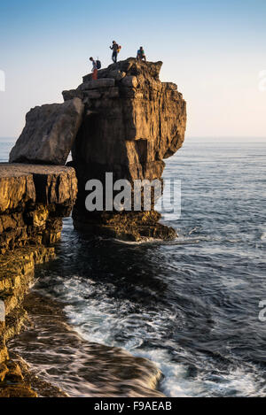 Une falaise rocheuse de paysage avec coucher de soleil sur l'océan avec des personnes non identifiées sur falaise Banque D'Images