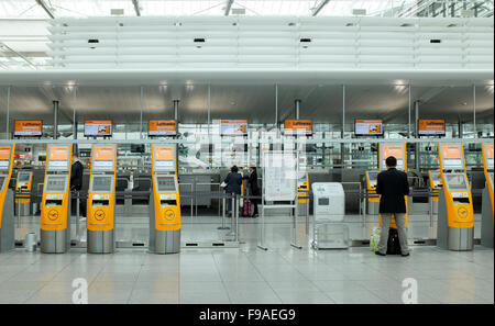 L'aéroport de Francfort, Lufthansa d'enregistrement libre-service, Francfort, Allemagne Banque D'Images