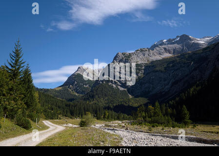 Dans la vallée de montagnes de Karwendel en automne, Tyrol, Autriche Banque D'Images