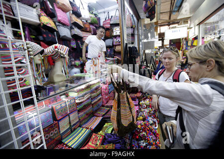 Yangon, Myanmar. Le 15 décembre, 2015. Les touristes étrangers choisir sacs à trational marché Bogyoke à Yangon, Myanmar, le 15 décembre 2015. Arrivées de touristes annuels au Myanmar frappé 4,2 millions en décembre 2015 dans l'année financière 2015-2016, avec nombre de tourisme devraient augmenter jusqu'à 5 millions de dollars d'ici mars 2016, la fin de l'exercice, selon les autorités touristiques. © U Aung/Xinhua/Alamy Live News Banque D'Images