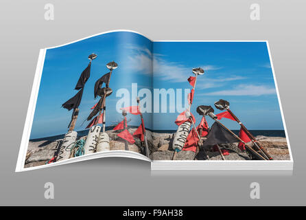 Dans le port de Vitt sont des bouées de drapeaux rouges et noirs, Ruegen Island, Mecklembourg-Poméranie-Occidentale, Allemagne, Europe Banque D'Images